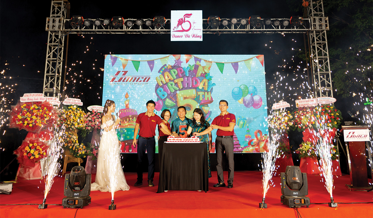 Ban lãnh đạo Danco Group và Danco Đà Nẵng cùng nhau cắt bánh và chúc mừng sinh nhật Danco Đà Nẵng tròn 5 tuổi 